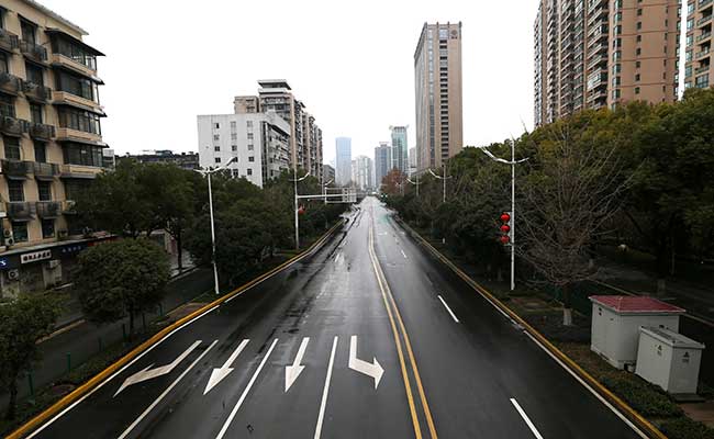 Suasana jalan setelah pemerintah Wuhan mengumumkan penutupan kota setelah virus corona menuyebar di Wuhan, Provinsi Hubei, China. Foto diambil (26/1/2020). China Daily via Reuters