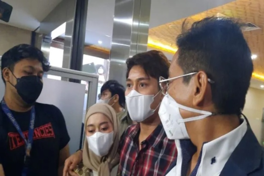Arsip foto - Aktor Rizky Billar bersama istri Lesti Kejora memberikan keterangan kepada wartawan usai diperiksa di Bareskrim Polri, Jakarta, Selasa (22/3/2022). /Antara