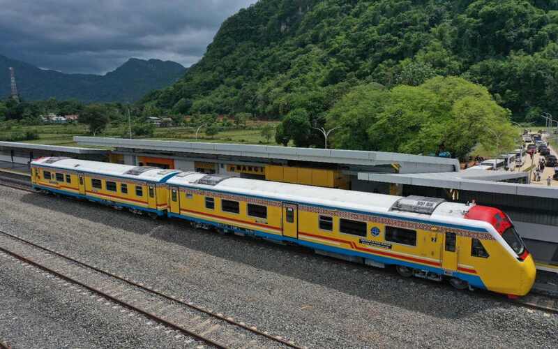 Kereta Api Sulsel beroperasi pertama kali dari Stasiun Garongkong di Kabupaten Barru menuju Stasiun Mangilu di Kabupaten Pangkep, Sabtu (29/10/2022)./Pemprov Sulsel.