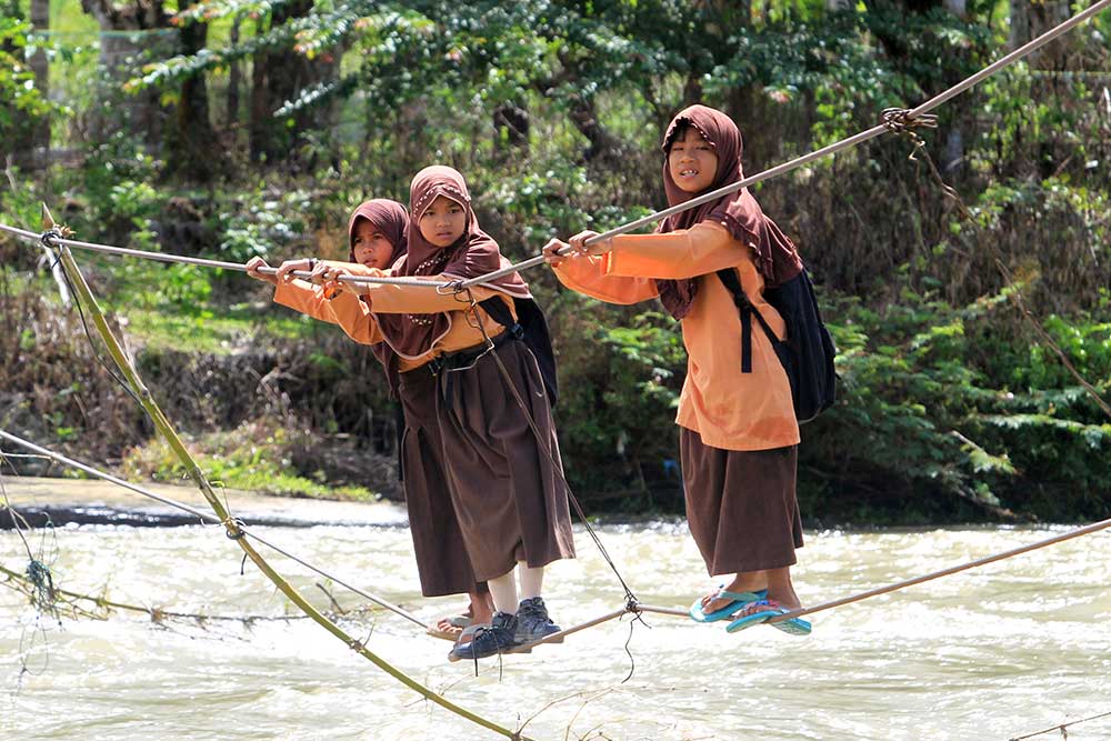  Siswa di Aceh Nekat Sebrangi Sungai Dengan Tali Baja Untuk Pergi ke Sekolah