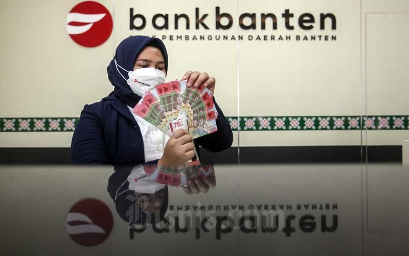Karyawan beraktivitas di salah satu kantor cabang Bank Banten di Jakarta, Rabu (6/10/2021). /Bisnis-Eusebio Chrysnamurti