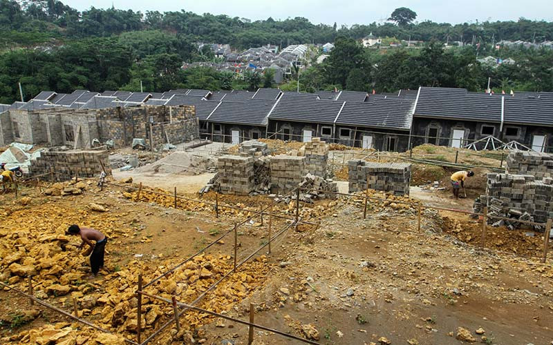 Pekerja beraktivitas di proyek pembangunan perumahan subdisi di kawasan Ciseeng, Kabupaten Bogor, Jawa Barat, Sabtu (15/1/2022). Bisnis/Arief Hermawan P