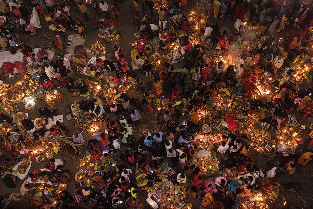  Ritual Menyembah Dewa Matahari di Tepi Sungai Yamuna India