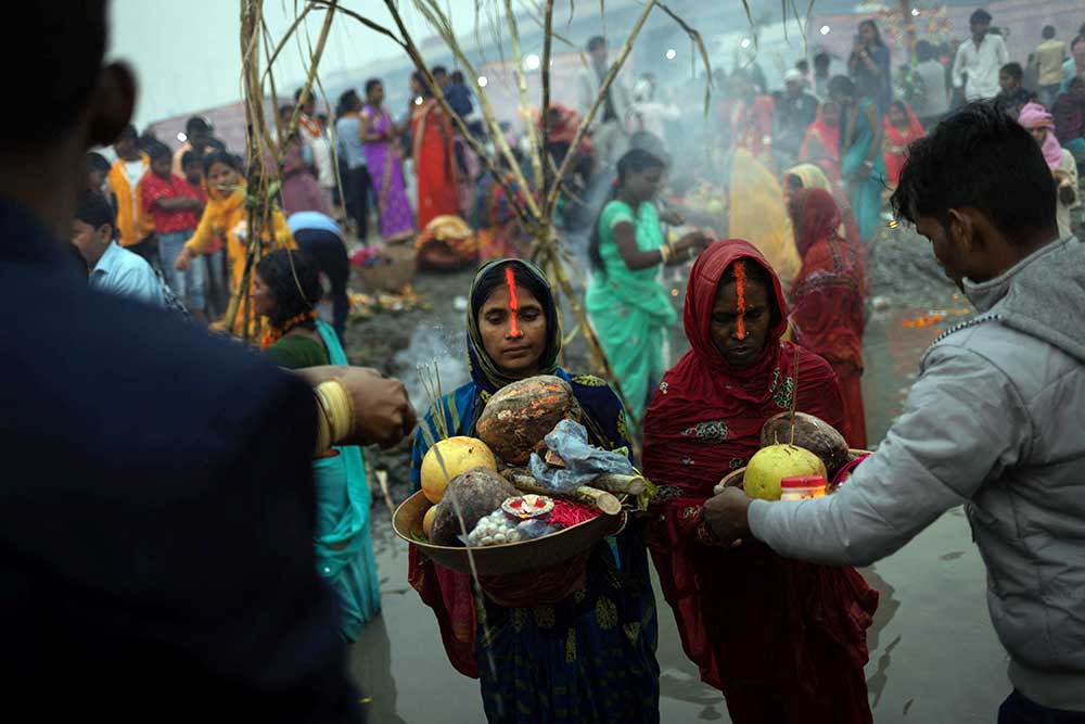  Melihat Lebih Dekat Ritual Menyembah Dewa Matahari di India