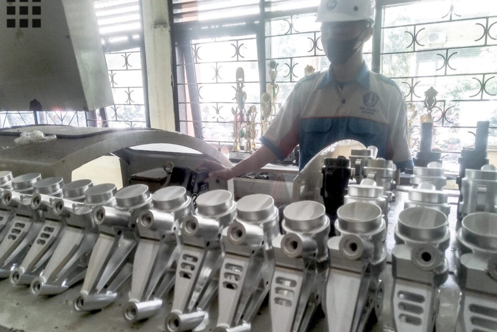 Siswa dan siswi SMKN 1 Karawang telah menghasilkan suku cadang untuk motor besar (moge) yang banyak diminati pasar./Istimewa