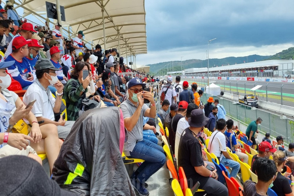 Suasana penonton di Premium Grand Stand Zona B Sirkuit Mandalika dalam gelaran MotoGP Mandalika 2022./Bisnis-Arnis Wigati