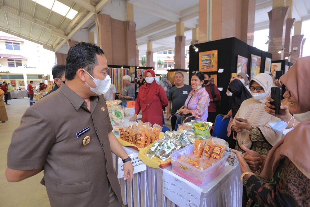 Wali Kota Tangerang Arief R Wismansyah saat meninjau kegiatan Bazar dan Lomba Kreasi Pangan Lokal KWT Tahun 2022 di Pusat Pemerintahan Kota Tangerang, Senin (31/10)./Antara