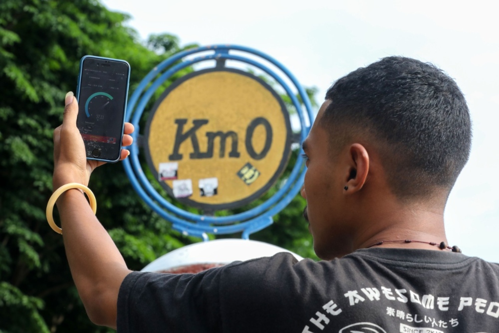 Tim Jelajah Sinyal 2022 melakukan tes kecepatan mobile internet di Titik 0 Km Kabupaten Ende, Flores, Nusa Tenggara Timur, Senin (31/10/2022)/JIBI/Bisnis/Suselo Jati