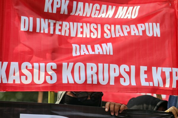Massa yang tergabung dalam Gerakan Rakyat Untuk Darurat Anggaran Republik Indonesia (Garuda RI) melakukan aksi unjuk rasa menuntut penuntasan kasus korupsi e-KTP di Solo, Jawa Tengah, Kamis (23/3)./Antara-Mohammad Ayudha