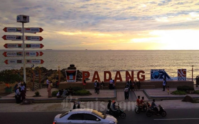 Warga menikmati matahari terbenam di Kota Pandang./Bisnis-Noli Hendra