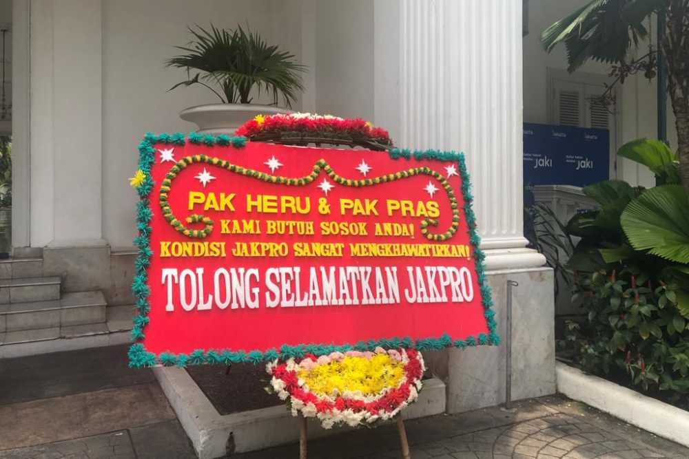  Muncul Karangan Bunga \'Selamatkan Jakpro\' di Balai Kota, Apa Maksudnya?