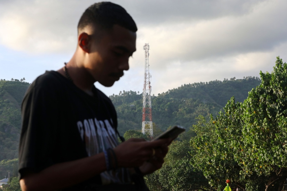 Warga mengakses internet di dekat Base Transceiver Station (BTS) milik PT Dayamitra Telekomunikasi Tbk. (Mitratel) di Kabupaten Ende, Nusa Tenggara Timur, Minggu (30/10). JIBI/Bisnis/Suselo Jati