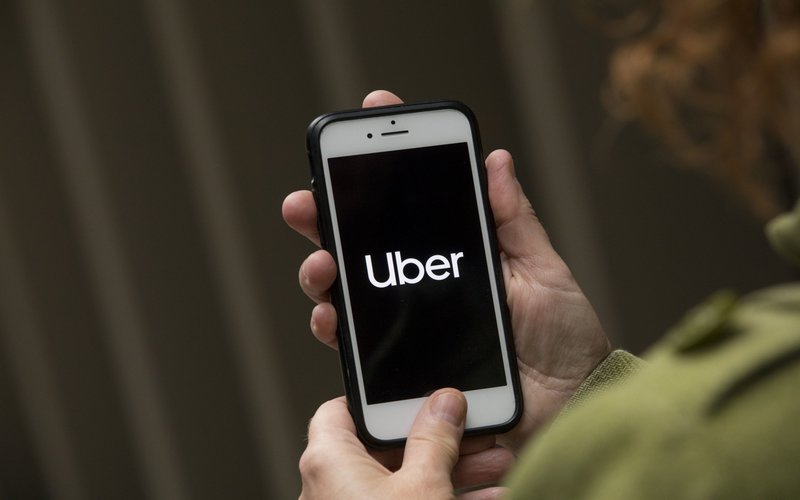 Aplikasi Uber Technologies Inc. di telepon pintas/ Bloomberg - Jason Alden
