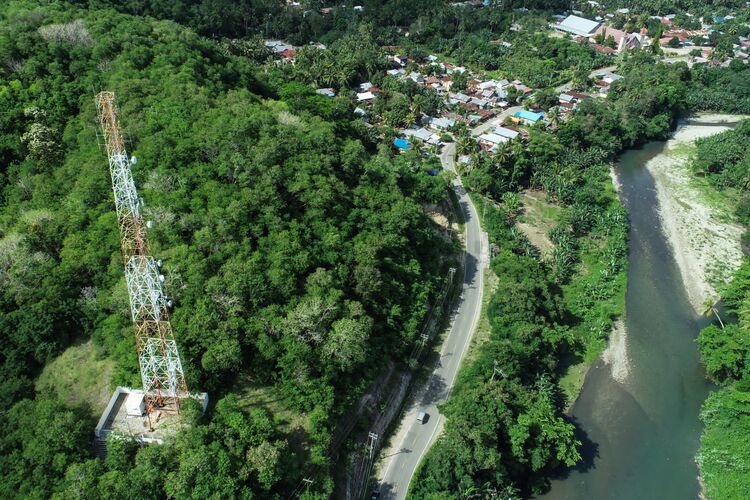 Foto udara salah satu Base Transceiver Station (BTS) milik PT Dayamitra Telekomunikasi Tbk. (Mitratel) di Ende, Nusa Tenggara Timur/ Fanny Kusumawardhani