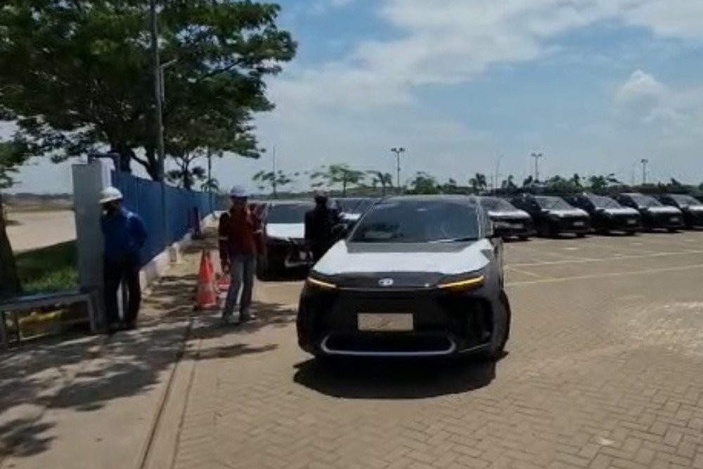 Penampakan Toyota bz4X yang telah tiba di Pelabuhan Benoa, Bali/Istimewa