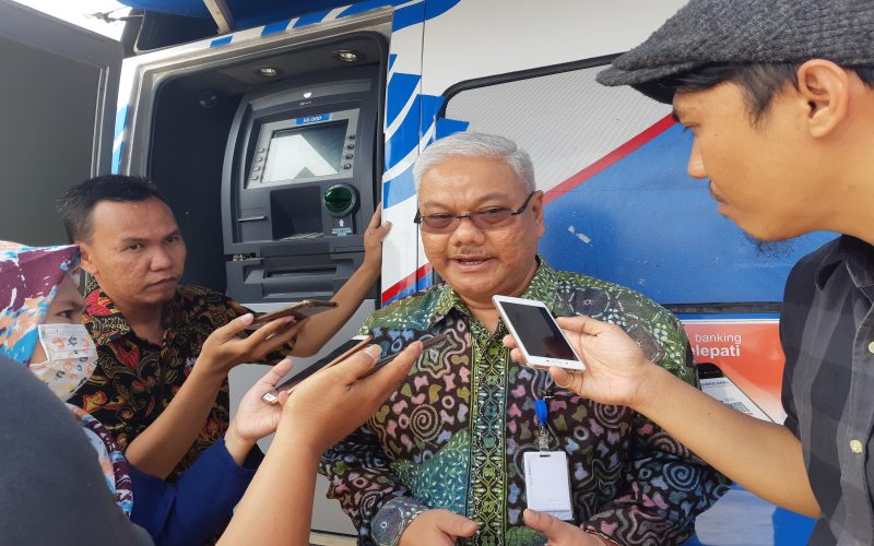 Direktur Utama Bank Sumsel Babel Achmad Syamsudin menjawab pertanyaan wartawan terkait kinerja bank pembangunan daerah tersebut./Bisnis-Dinda Wulandari