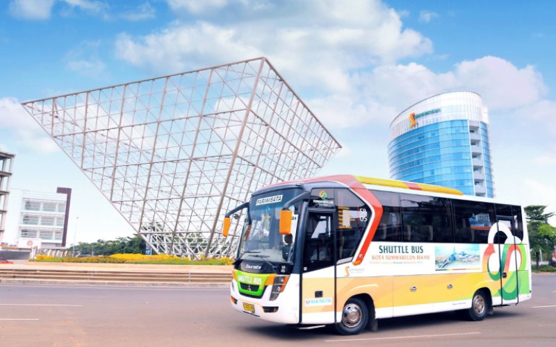 Sebuah bus anterjemput melintas di tengara (landmark) kawasan Summarecon Bekasi./summarecon.com. Summarecon Agung (SMRA) Bukukan Laba Rp309,67 Miliar di Kuartal III/2022