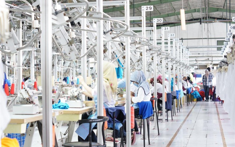 Proses penjahitan produk tekstil di pabrik PT Pan Brothers Tbk. /panbrotherstbk.com. Meski Ditopang Uniqlo dan Adidas, Penjualan Emiten Tekstil PBRX Tetap Turun