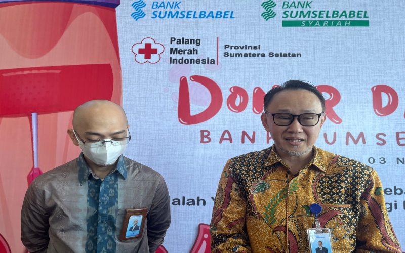 Direktur Pemasaran Antonius Prabowo Agro (kanan) memberikan keterangan kepada wartawan terkait donor darah yang merupakan rangkaian HUT ke-65 Bank Sumsel Babel. /Bisnis-Dinda Wulandari