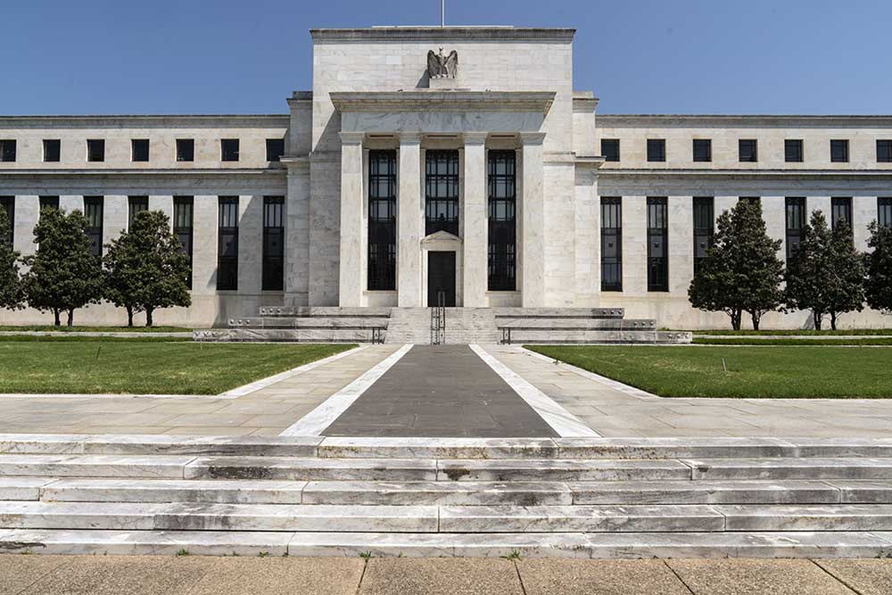 Suasana gedung Federal Reserve Marriner S. Eccles di Washington, D.C., AS, Mingg (10/4/2022). Bloomberg/ Tom Brenner