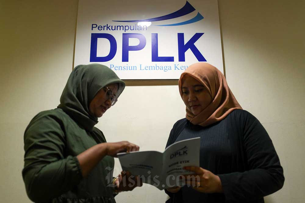 Karyawati beraktivitas di kantor Asosiasi Dana Pensiun Lembaga Keuangan (DPLK) di Jakarta, Selasa (6/9/2022). Bisnis/Suselo Jati