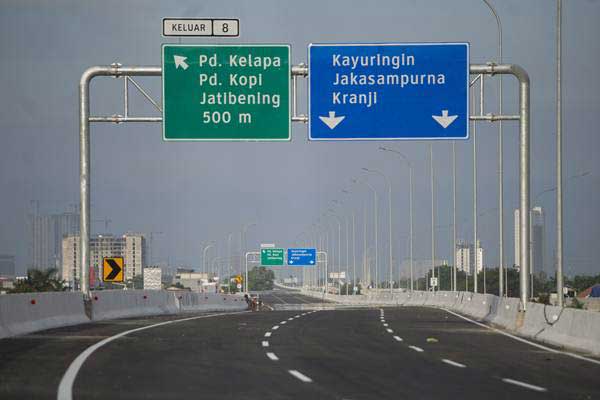 Jalan tol Becakayu ruas RS Harum-Sumber Artha di Jakarta, Jumat (16/6)./Antara-Rosa Panggabean