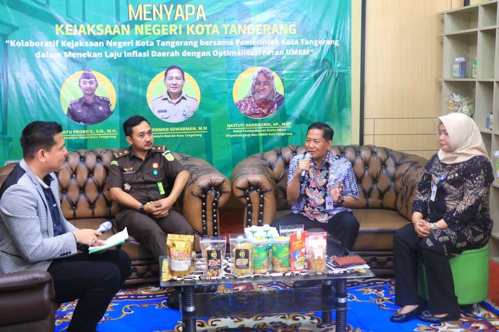 Sekretaris Daerah Kota Tangerang Herman Suwarman menghadiri dialog interaktif Jaksa Menyapa yang diadakan oleh Kejaksaan Negeri Kota Tangerang.