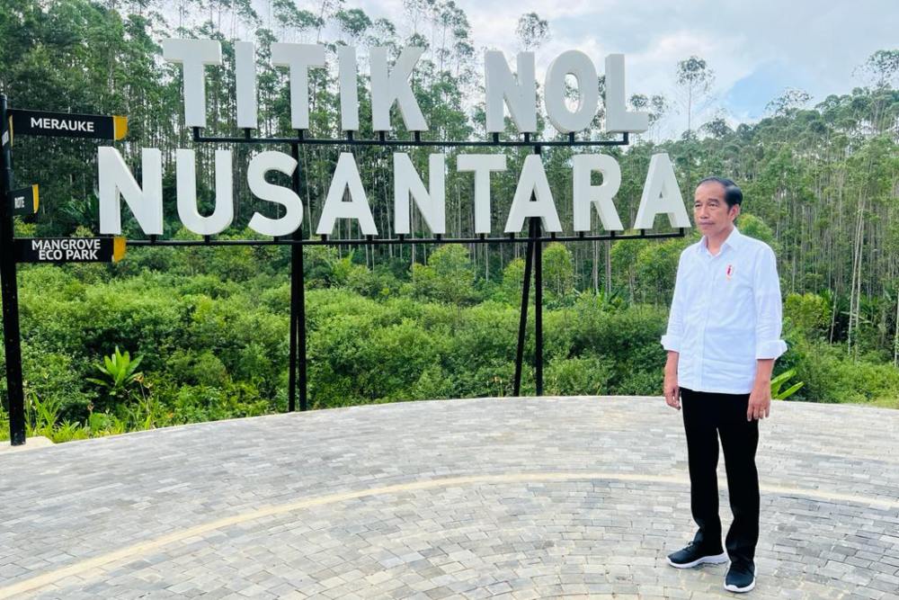 Presiden Joko Widodo atau Jokowi meninjau pembangunan infrastruktur kawasan Ibu Kota Nusantara (IKN) di Kabupaten Penajam Paser Utara, Provinsi Kalimantan Timur pada Selasa (25/10/2022)./Istimewa