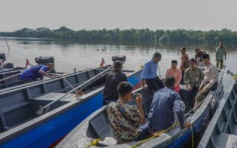 Pemprov menyerahkan bantuan sarpras bagi nelayan di Pekanbaru, Riau. Istimewa