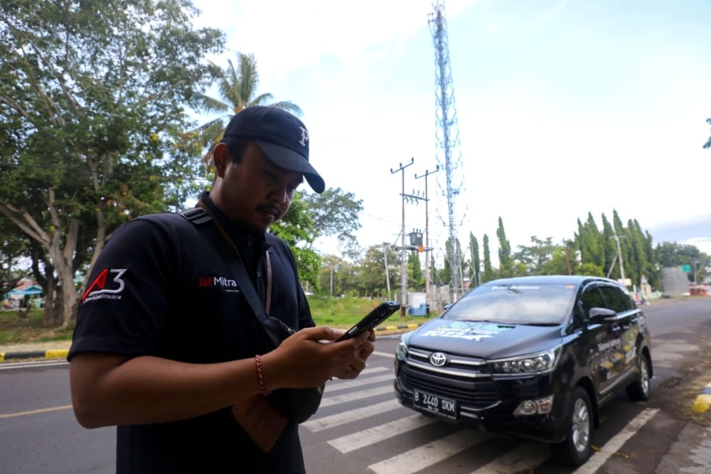 Teknisi PT Dayamitra Telekomunikasi Tbk. (Mitratel) melakukan tes kecepatan mobile internet di Maumere, Kabupaten Sikka, Nusa Tenggara Timur, Sabtu (5/11/2022)/JIBI/Bisnis/Suselo Jati