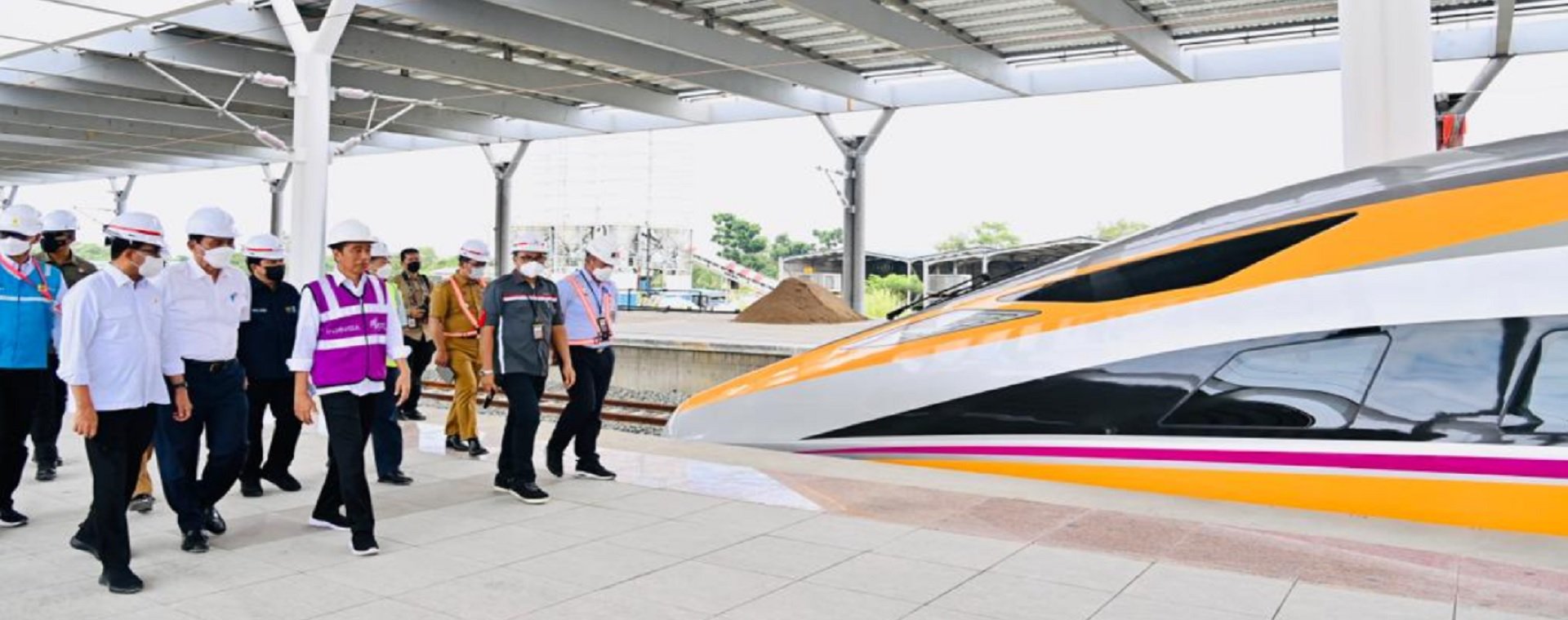 Presiden Joko Widodo beserta jajaran meninjau progres pembangunan proyek Kereta Cepat Jakarta-Bandung (KCJB) dalam kunjungan kerja ke Provinsi Jawa Barat pada Kamis (13/10 - 2022). Dok. Biro Setpres RI