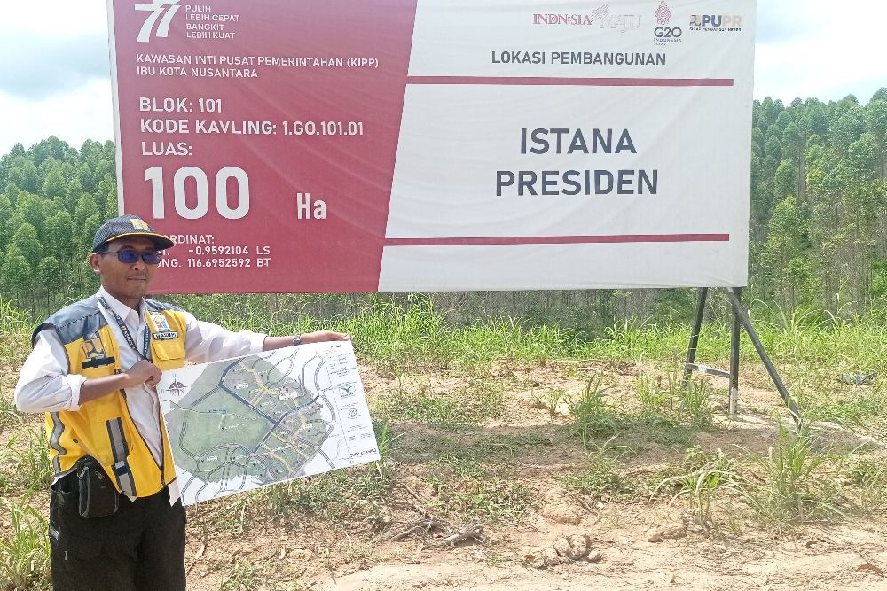 Petugas proyek di Kawasan Ibu Kota Nusantara memperlihatkan peta Kawasan Inti Pusat Pemerintahan (KIPP), Sabtu (5/11/2022)./JIBI-Edi Suwiknyo 