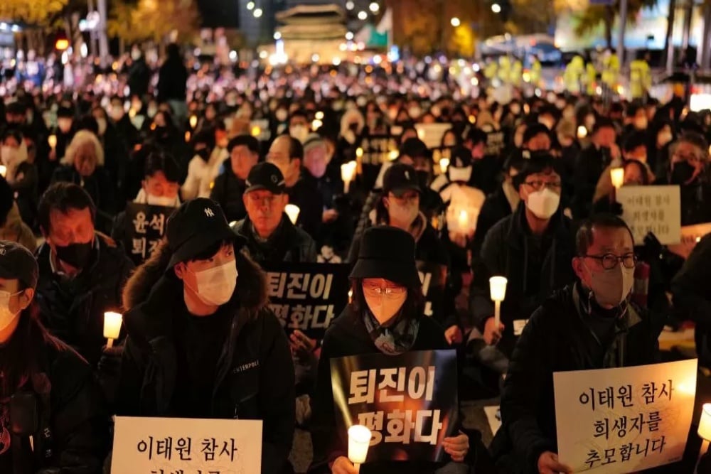  Warga Seoul Nyalakan Lilin Mengenang Korban Tragedi Halloween Itaewon