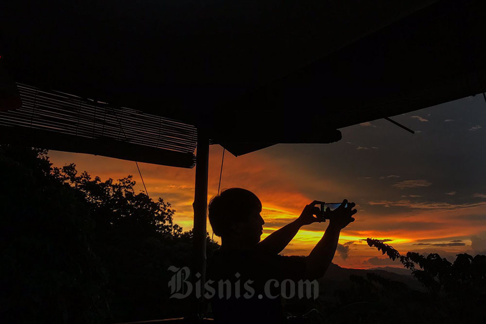  Menikmati Matahari Terbenam di Labuan Bajo