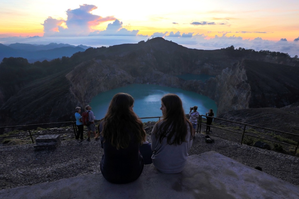  Merasakan Keajaiban Alam di Danau Kelimutu, Bisa Langsung Unggah Foto