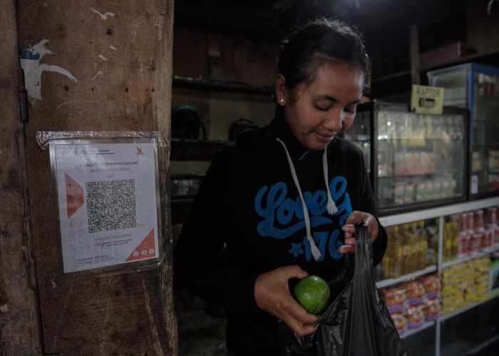  JELAJAH SINYAL 2022: Pedagang Pasar Tradisional di Cancar Manfaatkan Internet Untuk Memantau Harga Bahan Pokok