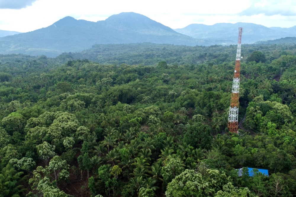 Foto udara salah satu menara telekomunikasi di Desa Werang, Waiblama, Kabupaten Sikka, Nusa Tenggara Timur, Kamis (3/11/2022)/JIBI/Bisnis/Suselo Jati.