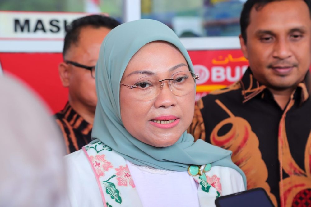 Menteri Ketenagakerjaan (Menaker) Ida Fauziyah menemui sejumlah pekerja yang menerima bantuan pemerintah berupa subsidi gaji/upah (BSU) bagi pekerja/buruh tahun 2022 di Kota Padang, Sumatra Barat, Kamis (6/10/2022)/Humas Kemenaker.