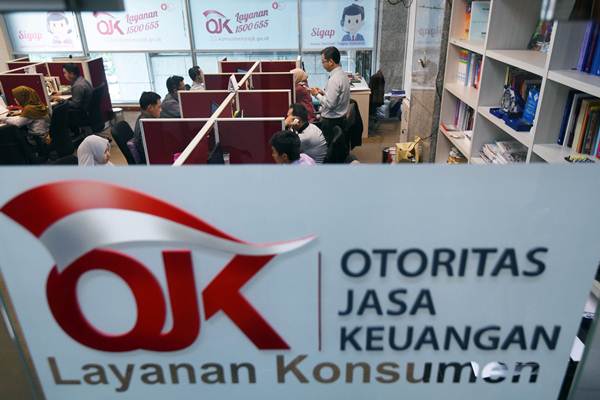 Karyawan Otoritas Jasa Keuangan (OJK) beraktivitas di ruang layanan Konsumen, Kantor OJK, Jakarta, Senin (23/10)./ANTARA-Akbar Nugroho Gumay