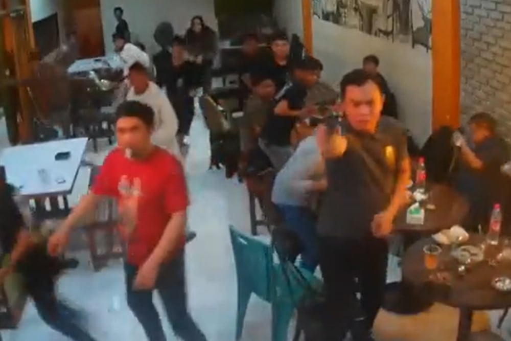 Tangkapan layar CCTV gerombolan pemuda menyerang warung kopi berisi belasan anggota polisi/Twitter