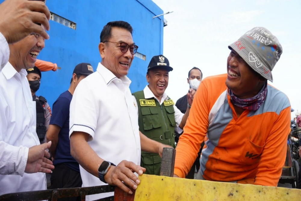 Kepala Staf Kepresidenan, Tinjau Kegiatan Penyaluran BBM untuk Nelayan di Tegal
