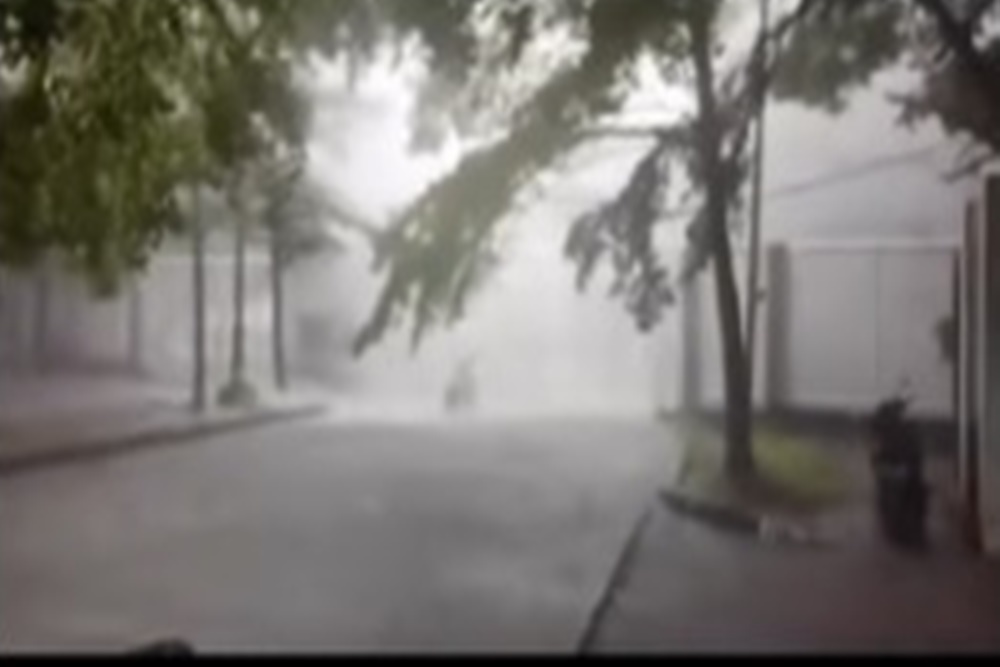  Viral Video Hujan Deras Mirip Air Terjun dari Langit di Bekasi, Fenomena Apa?