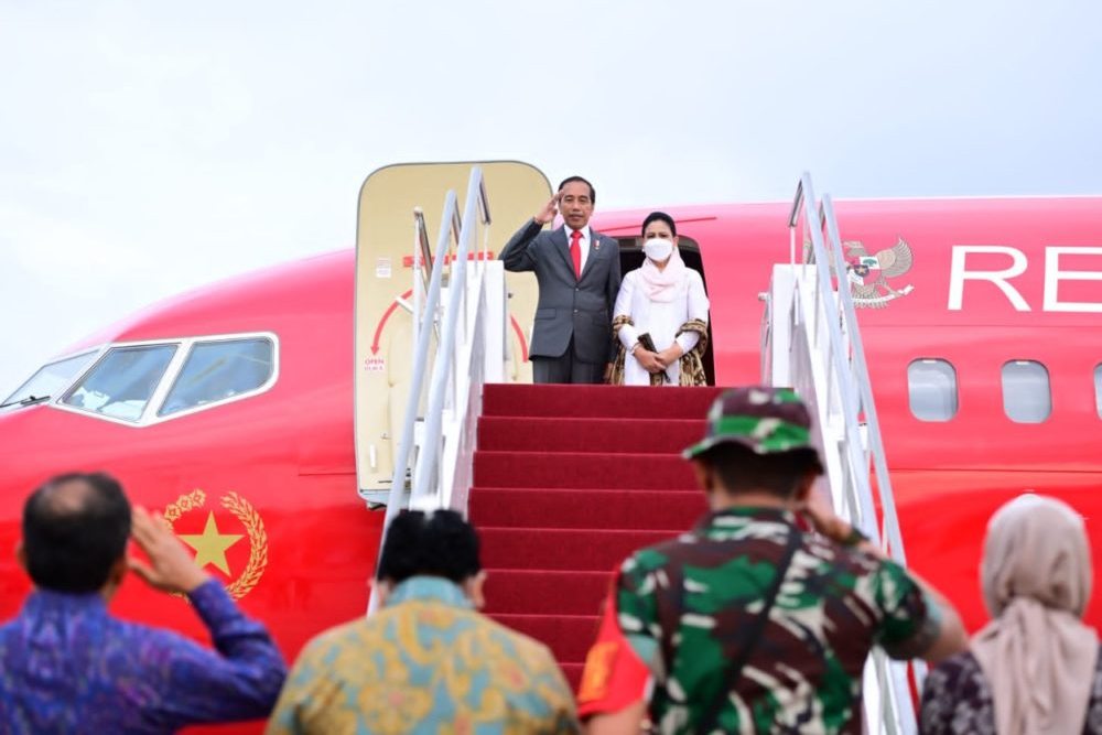 Presiden Jokowi beserta Ibu Iriana sesaat sebelum bertolak menuju Phnom Penh, Kamboja, Rabu (09/11/2022) - BPMI Setpres/Muchlis Jr.