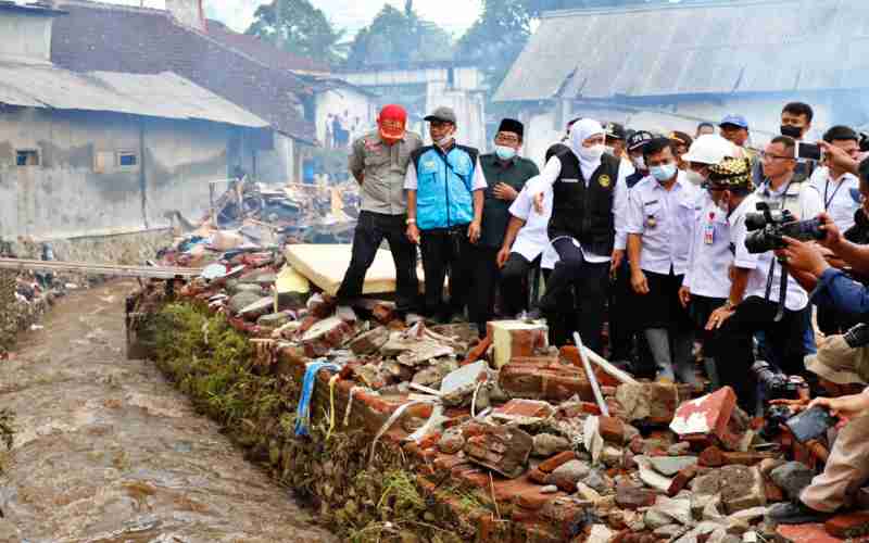 Gubernur Jatim Khofifah Indar Parawansa meninjau lokasi banjir bandang Desa Kalibaru Wetan, Banyuwangi./Dok. Pemprov Jatim