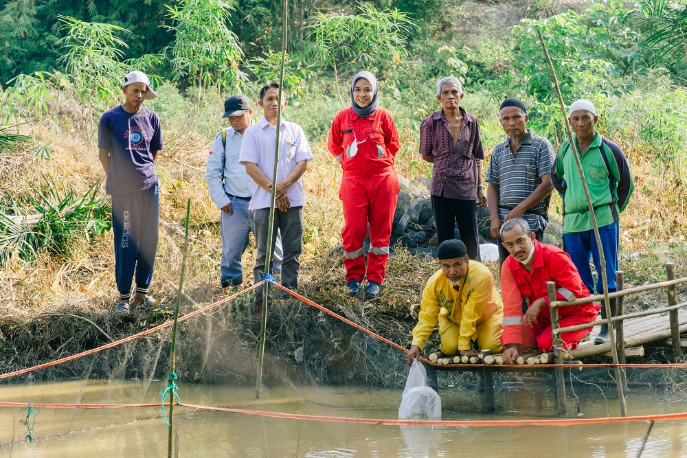 Foto: EMP Bentu membina kelompok tani atau perikanan budidaya Tampalo di Langgam.