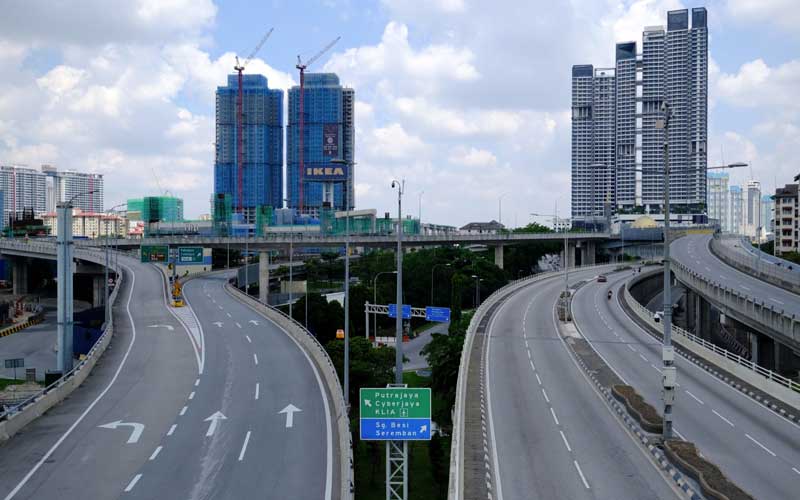 Suasana sepi di Sungai Besi Expressway di Kuala Lumpur, Malaysia, Selasa (1/6/2021). Malaysia meluncurkan paket US$9,7miliar untuk membantu orang dan perusahaan saat lockdown nasional selama dua minggu yang dimulai hari ini. Bloomberg/Samsul Said