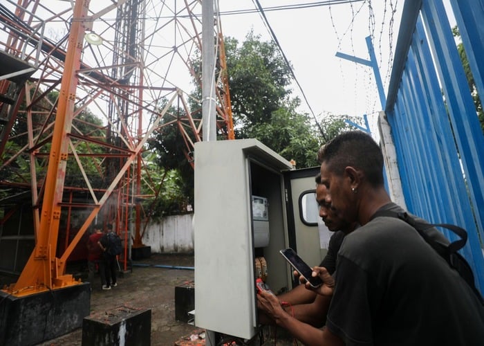 Teknisi sedang melakukan pemeriksaan rutin di Base Transceiver Station (BTS) milik PT Dayamitra Telekomunikasi Tbk. (Mitratel) di Larantuka, Flores Timur, Nusa Tenggara Timur, Selasa (8/11/2022)/ JIBI/Bisnis/Suselo Jati