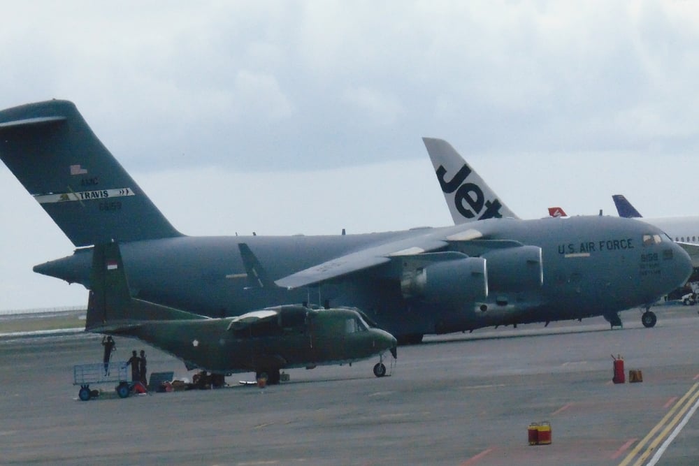 Pesawat angkut berat jenis Boeing C-17 terlihat parkir di Bandara Internasional Ngurah Rai./Bisnis-Harian Noris Saputra