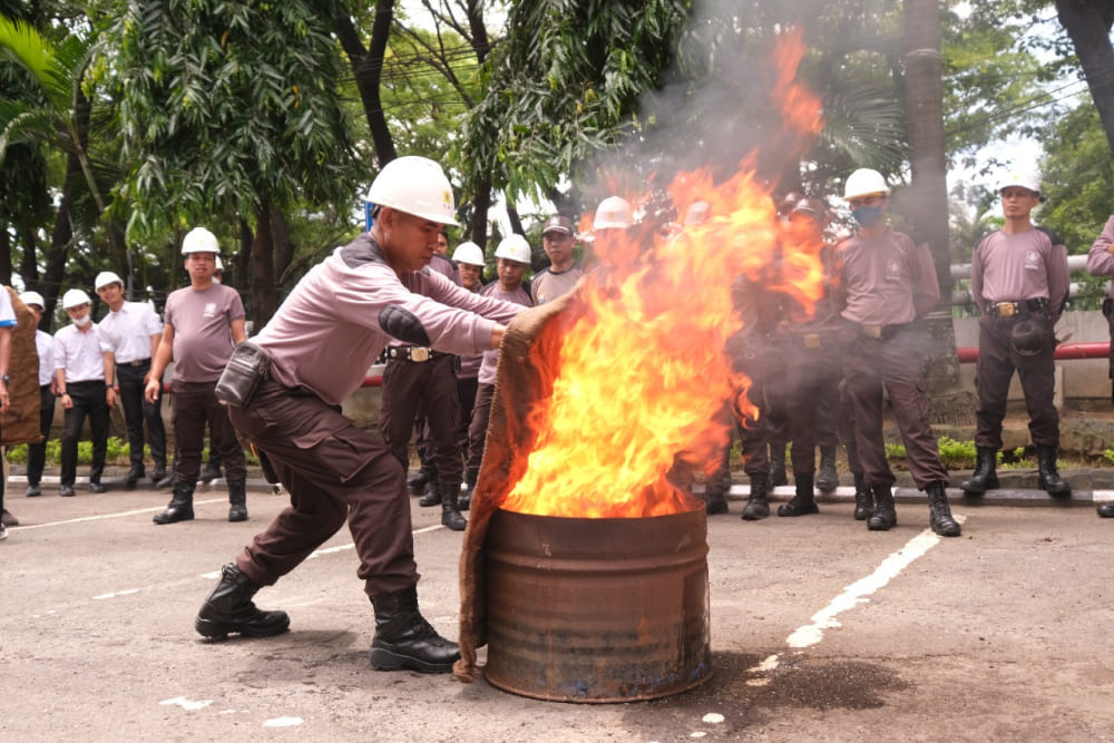 Foto: Simulasi Tanggap Kebakaran oleh Dinas Pemadam Kebakaran Kota Makassar