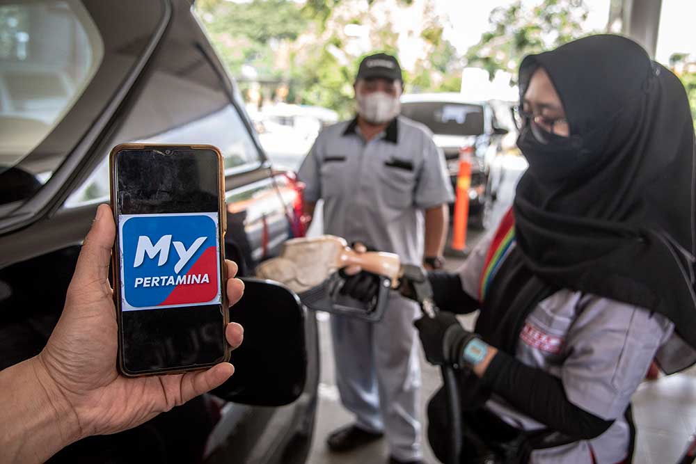 Warga menunjukan aplikasi MyPertamina saat mengisi bahan bakar pertalite di SPBU Pertamina Abdul Muis, Jakarta, Rabu (29/6/2022).  ANTARA FOTO/Muhammad Adimaja